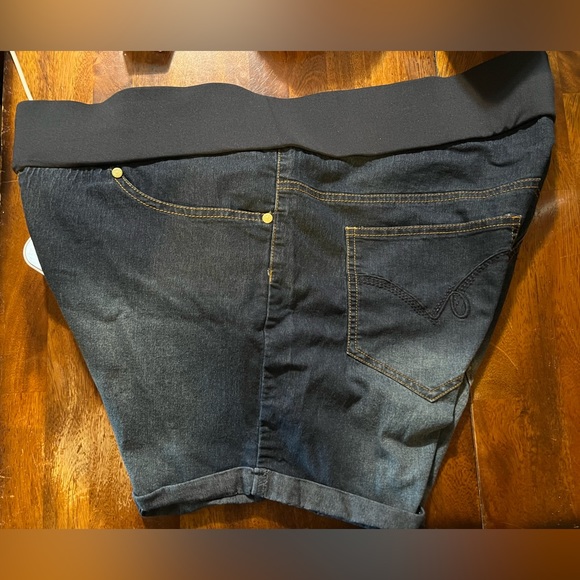 Oh! Momma maternity blue jean shorts, size 2x, cuffed hem - Picture 4 of 6